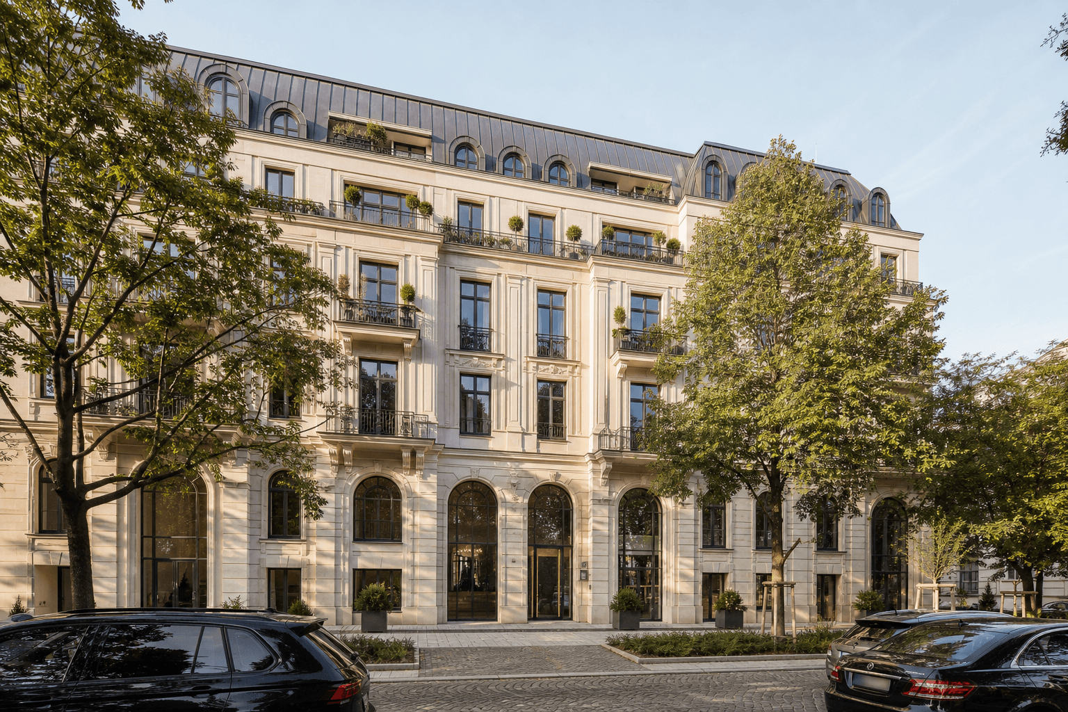 Wohnhausanlage Liechtensteinstraße in Wien 1090, ivory Natursteinfassade, Bronze-Balkone, Mansarde mit Dachterrassen